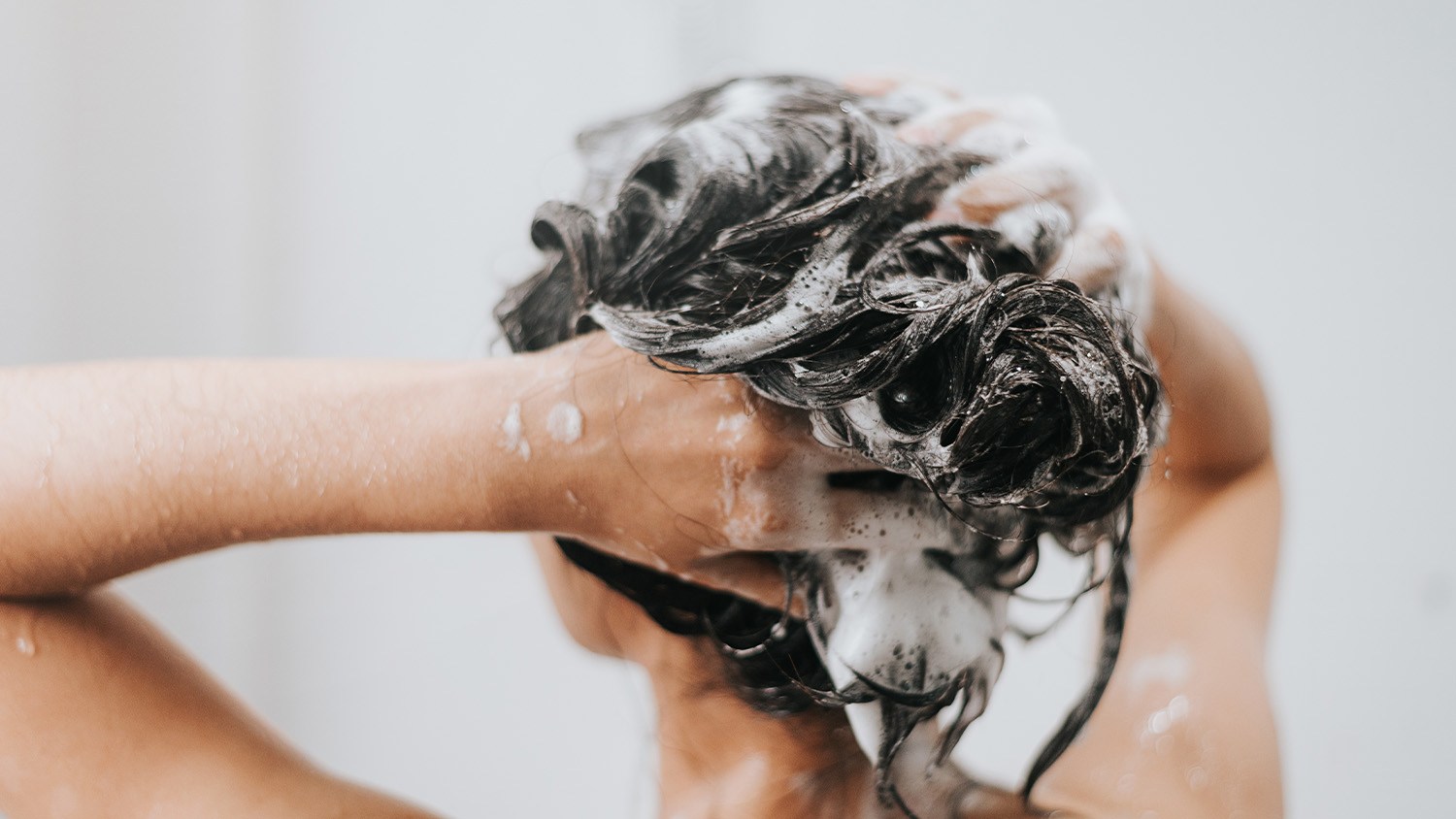 Adobe Stock / Best drugstore shampoo for oily hair