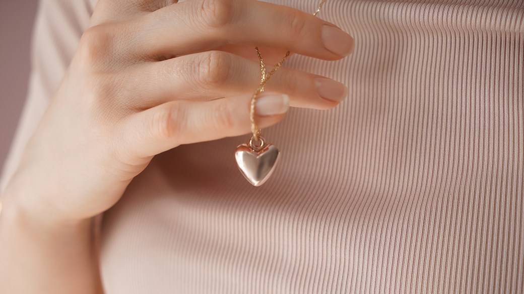 Adobe Stock / Best Mother's Day necklace to buy your jewelry-loving mom